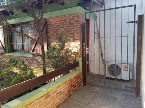 an entrance to a house with a gate at Hospedaje lo de la Ñata in Trinidad