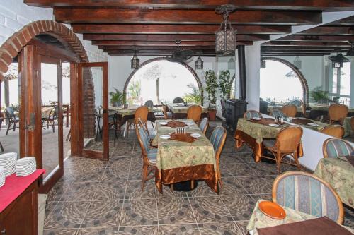 Ein Restaurant oder anderes Speiselokal in der Unterkunft Poco Cielo Hotel 
