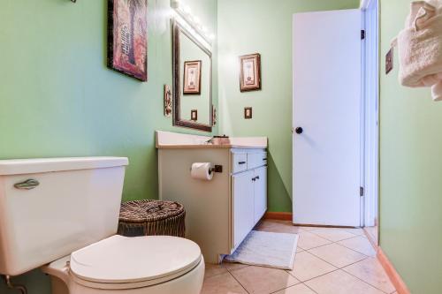 bagno con servizi igienici e lavandino di Hidden Beach Villas 215 a Santa Rosa Beach