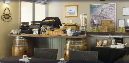 een restaurant met een bar met een tafel en stoelen bij Albatross Bay Resort in Weipa