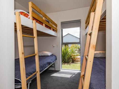 Двухъярусная кровать или двухъярусные кровати в номере Kanuka Kalm - Ohakune Holiday Home