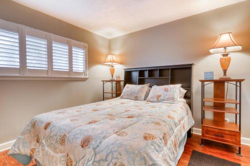 um quarto com uma cama grande e uma janela em Nautical Watch em Panama City Beach