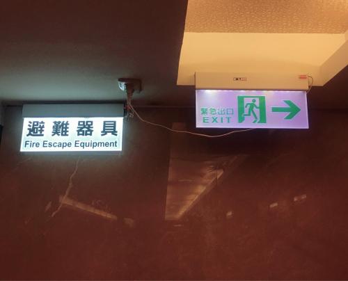a sign for the escape equipment in a building at Michelle hotel in Yuanlin