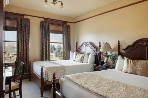 Un pat sau paturi într-o cameră la The Sacajawea Hotel