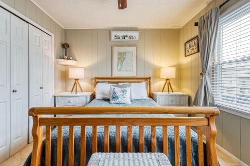 1 dormitorio con 1 cama de madera y 2 lámparas en Sea Lofts en Ocean City