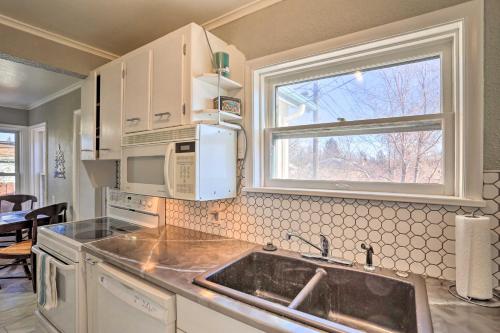 Кухня или мини-кухня в Rapid City Home with Patio by Canyon Lake Park!
