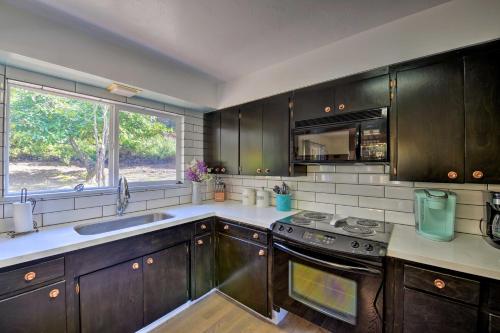 Una cocina o cocineta en Wine Lovers Garden Oasis in Sutter Creek!
