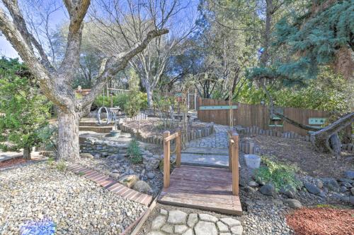 Un jardín fuera de Wine Lovers Garden Oasis in Sutter Creek!
