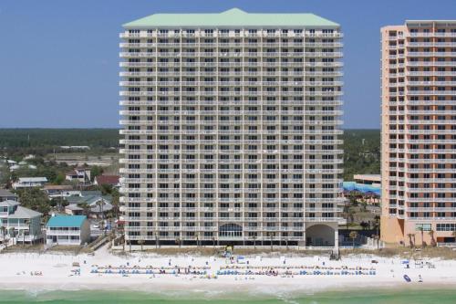 巴拿马城海滩Celadon Beach的海边的一座大楼