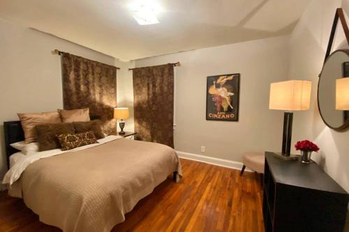 Postel nebo postele na pokoji v ubytování Darling Cottage in University Park