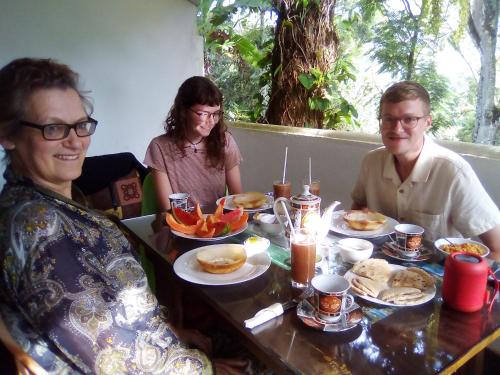 Đồ ăn tại/gần nhà khách