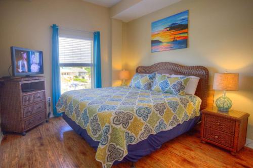 Кровать или кровати в номере 305 - Madeira Bay Resort