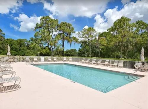 uma piscina com espreguiçadeiras em Florida Vacation Condo em Sarasota
