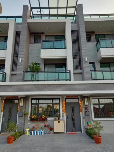 TianweiにあるBeauty Chen's House #2の正面ドアが開いたアパートメントビル