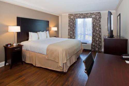 Postel nebo postele na pokoji v ubytování Holiday Inn Macon North, an IHG Hotel