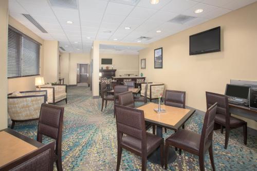 Телевизор и/или развлекательный центр в Holiday Inn Little Rock-Airport-Conference Center by IHG