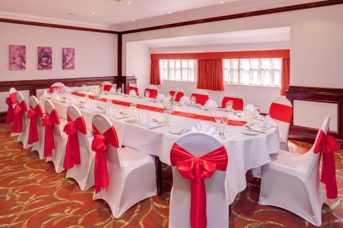 Un restaurante u otro lugar para comer en Holiday Inn Ipswich Orwell by IHG