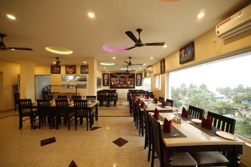 Hotel Ragavendra Rameswaram tesisinde bir restoran veya yemek mekanı