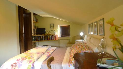 a bedroom with a bed and a table with a lamp at Le Ninfee in Cassino