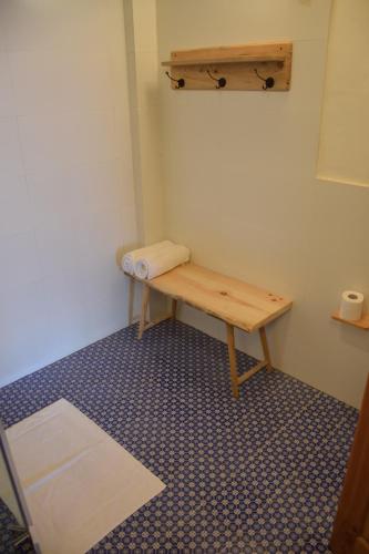 a small room with a wooden bench in the corner at Kudrat - A Boutique Homestay- Tirthan Valley in Banjār
