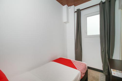 a room with a bed with a window at Hotel 198 Negombo in Negombo