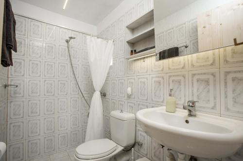 une salle de bains blanche avec toilettes et lavabo dans l'établissement LA Casa Di Lusso N4 - Adults Only, à Kolimbia