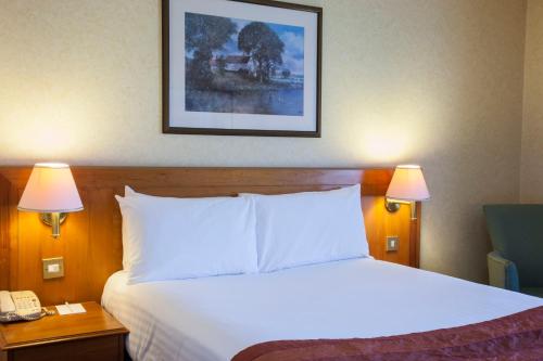 Una cama o camas en una habitación de Holiday Inn Ipswich Orwell by IHG