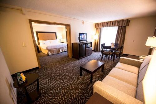 Кровать или кровати в номере Holiday Inn Little Rock-Airport-Conference Center by IHG