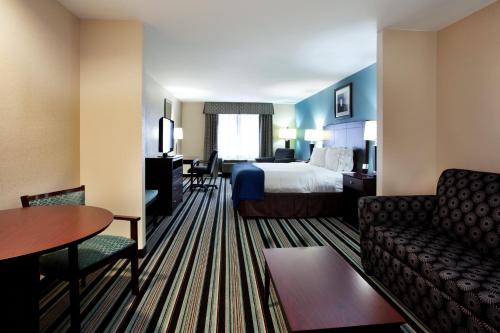 Lova arba lovos apgyvendinimo įstaigoje Holiday Inn Express Hotel & Suites Baton Rouge -Port Allen, an IHG Hotel