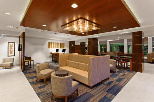 Posezení v ubytování Holiday Inn Express & Suites Houston S - Medical Ctr Area by IHG