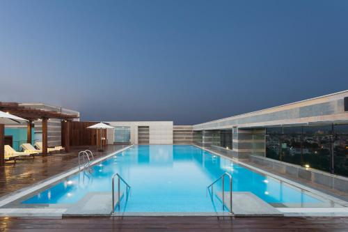 Πισίνα στο ή κοντά στο Holiday Inn Jaipur City Centre, an IHG Hotel
