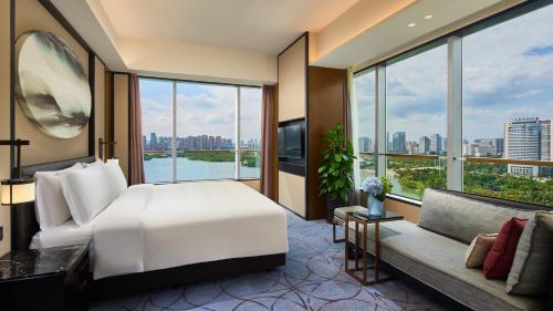 ein Hotelzimmer mit einem Bett und einem großen Fenster in der Unterkunft InterContinental Hefei, an IHG Hotel in Hefei