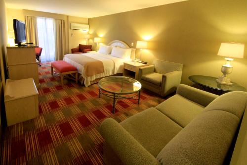 Una cama o camas en una habitación de Holiday Inn Monclova by IHG
