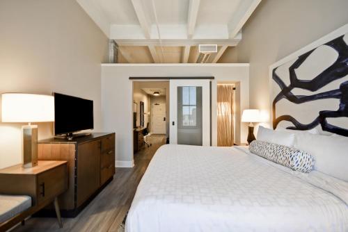 Letto o letti in una camera di Hotel Indigo Kansas City - The Crossroads by IHG