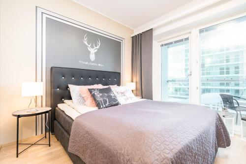 Un pat sau paturi într-o cameră la Trendy Homes Oulu Rautatienkatu