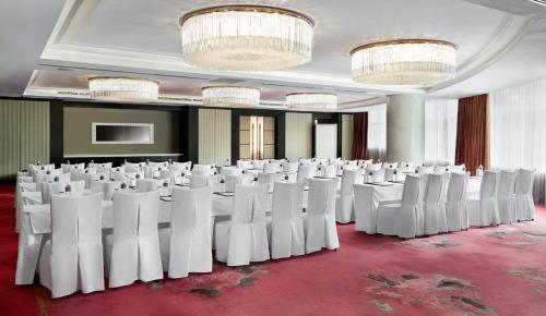 TV a/nebo společenská místnost v ubytování InterContinental Dalian by IHG