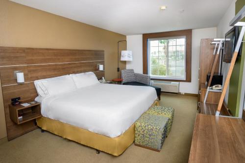 Säng eller sängar i ett rum på Holiday Inn Express Calexico, an IHG Hotel