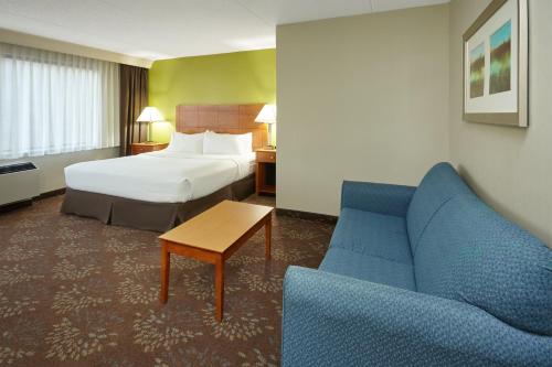 A bed or beds in a room at Holiday Inn Chicago Matteson Conference Center, an IHG Hotel