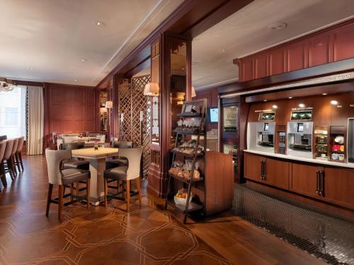 a restaurant with a bar with a table and chairs at InterContinental Mark Hopkins San Francisco by IHG in San Francisco