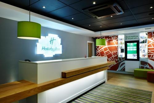 The lobby or reception area at Holiday Inn London Brentford Lock, an IHG Hotel 
