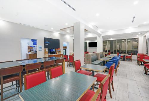 TV a/nebo společenská místnost v ubytování Holiday Inn Express & Suites - Woodstock, ON CANADA