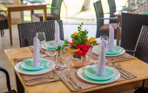 En restaurant eller et andet spisested på Nyali Beach Holiday Resort