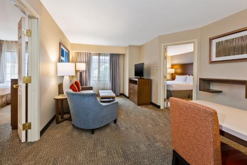 Katil atau katil-katil dalam bilik di Staybridge Suites Kalamazoo, an IHG Hotel