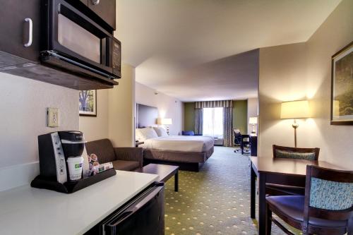 Imagen de la galería de Holiday Inn Express Hotel & Suites Live Oak, an IHG Hotel, en Live Oak