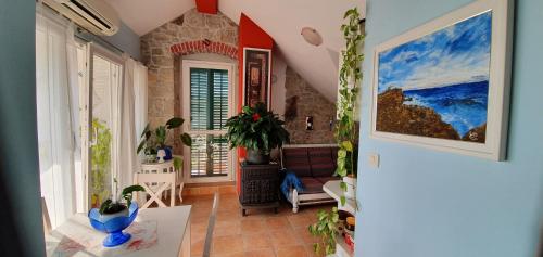 a room with a table and some plants in it at Apartment Silvia in Kaštela