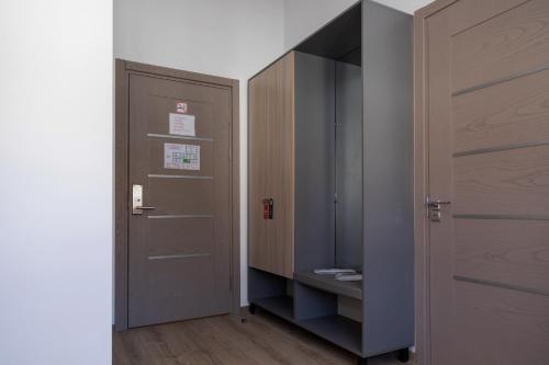 przedpokój z szafą i drzwiami w obiekcie Hotel IRIS w Taszkiencie
