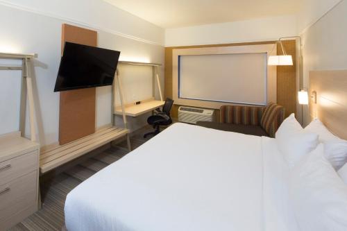 Un pat sau paturi într-o cameră la Holiday Inn Express Rochester Hills, an IHG Hotel
