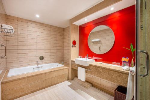 Et badeværelse på Holiday Inn Xiaoshan, an IHG Hotel