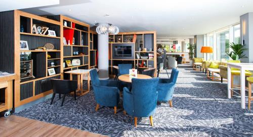 A seating area at Holiday Inn London West, an IHG Hotel