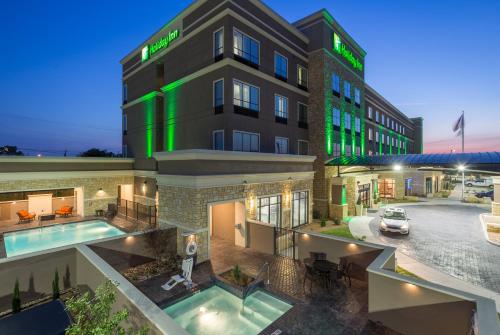 Holiday Inn San Marcos Convention Center, an IHG Hotel في سان ماركوس: تقديم فندق بمسبح
